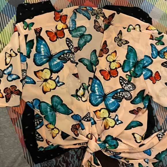 Buddy Love Muse Monarch Print Light Pink Tie Front Detail Cropped Top Sz XS NWOT - Picture 7 of 8
